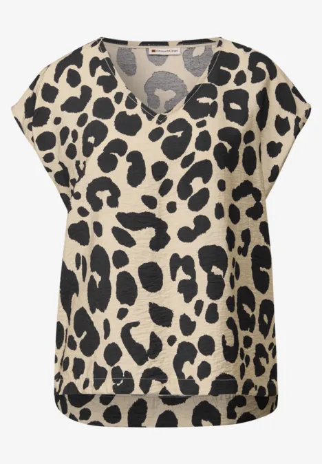 Beiges T-Shirt mit schwarzem Leopardenmuster.